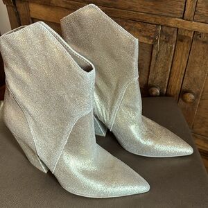 Women’s New Dolce Vita Gold metallic boots! 
Size 10.